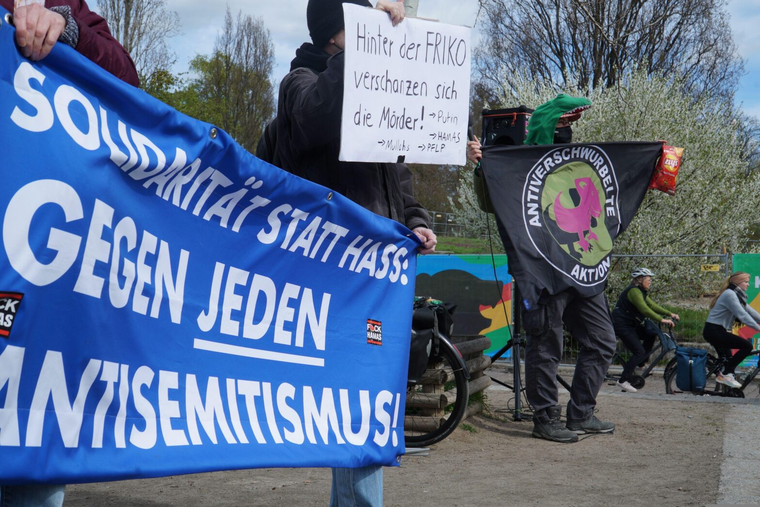 Demo-Szene: Gegenprotest.